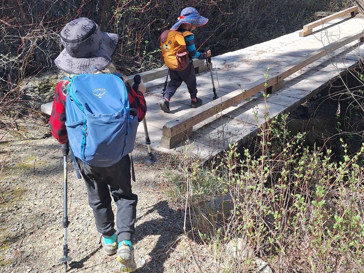 Best Hiking Backpacks for Kids - Horizontal 4 Two kids hiking with a hydrajet 12