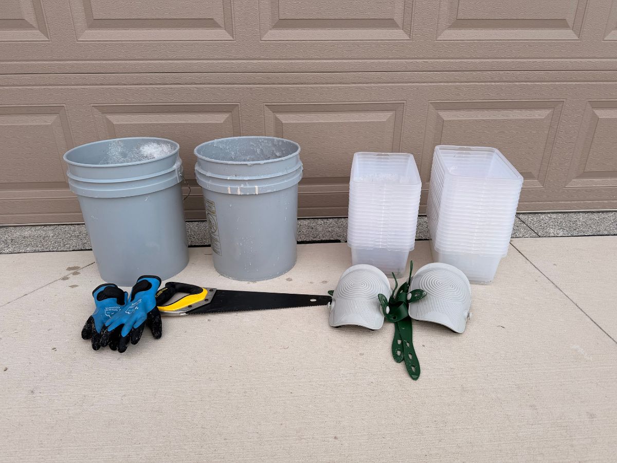 BuildanIceIgloo (2) Supplies to build an Ice Igloo.