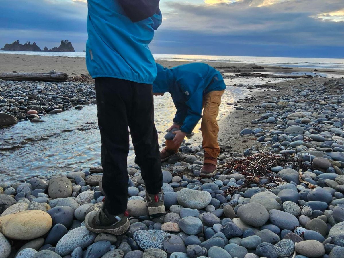 ReimaRainSampiiPants Two children play on a rocky shore.